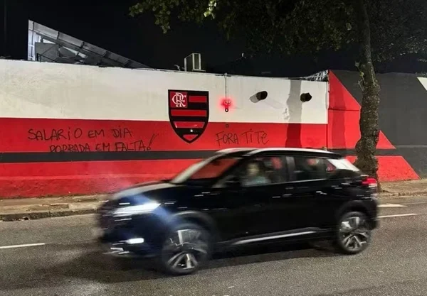 Imagem colorida da sede do Flamengo picada - Metrópoles