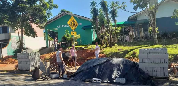 Pais e professores fazem mutirão para instalar cerca em creche de Blumenau