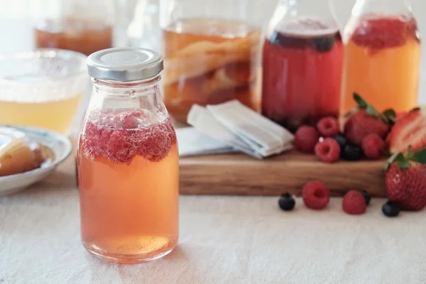 Foto de garrafas e um como com kombucha - Metrópoles