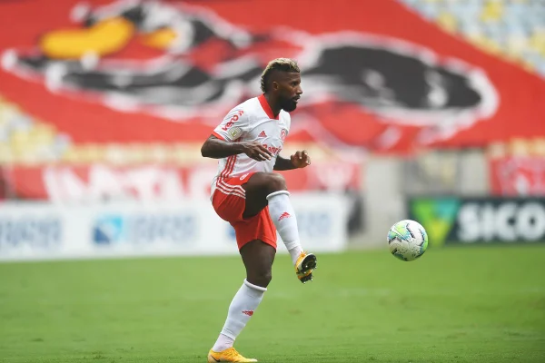 Rodinei com a camisa do Inter