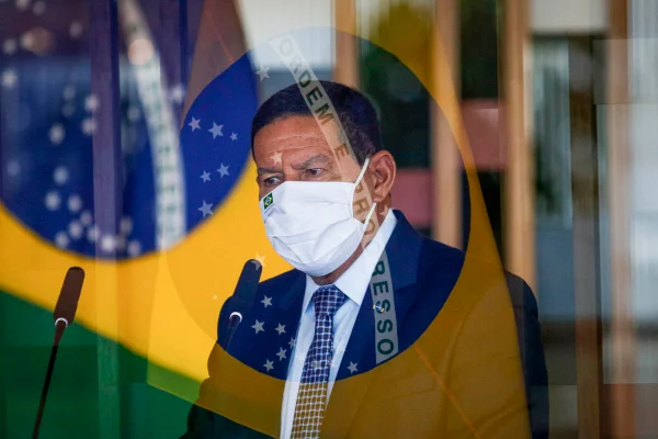 Vice-presidente Hamilton Mourão fala com a imprensa após 5ª