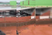 Muro não suporta força dos ventos e desaba Muro não suporta força dos ventos e desaba