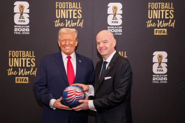Jornal francês coloca Infantino como fantoche de Donald Trump