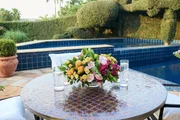 Mesas decoradas com bela vista para o jardim