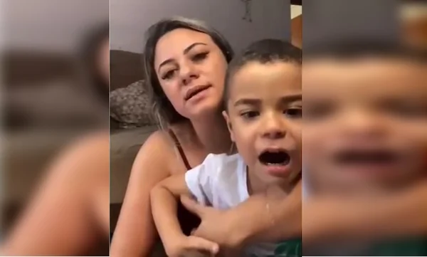 Mulher com filho no colo