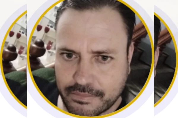 Rosto de homem branco com barba - Metrópoles