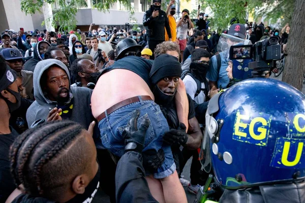 Ativista negro salva branco de espancamento: “Só pensei tirá-lo dali”