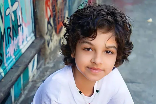 Foto colorida de Gustavo Corasini usando camisa branca - Metrópoles