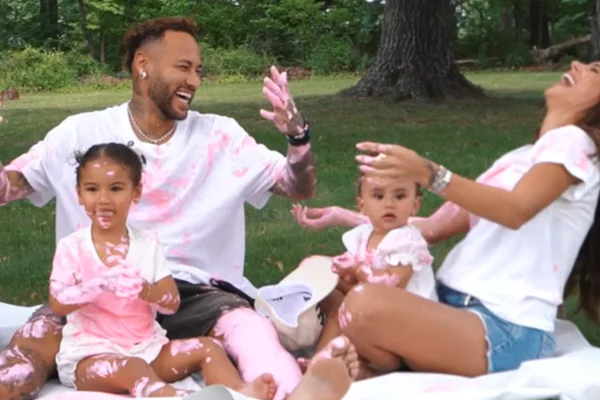 Neymar, Bruna Biancardi, Davi Lucca e as filhas Mavie e Mel.