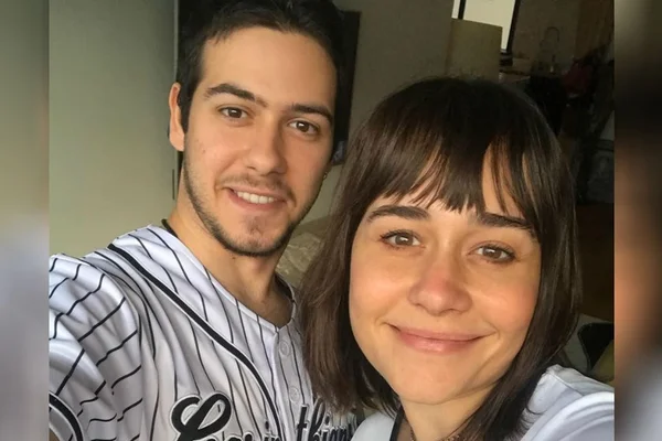 Alessandra Negrini encanta a web após foto com o filho Antônio