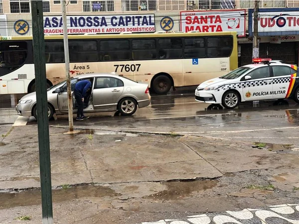 Policial com sinais de embriaguez fecha carro da PM e evita bafômetro