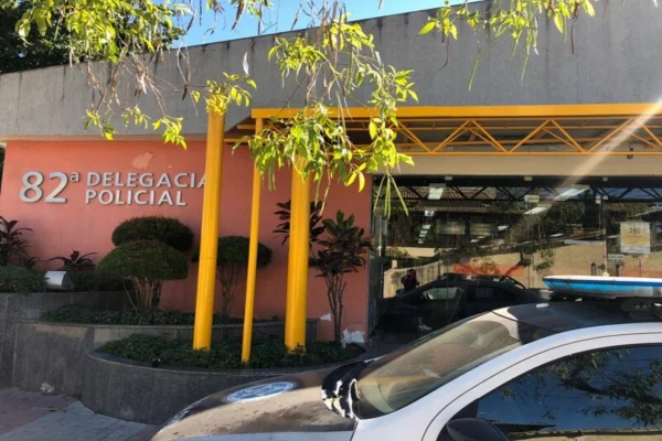 Homem agride três pessoas com facão em igreja do Rio