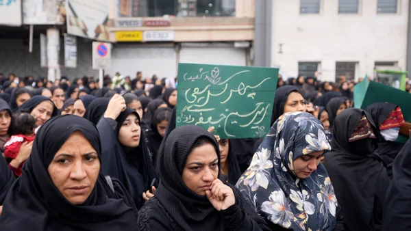 Foto colorida mostra mulheres iranianas - Metrópoles