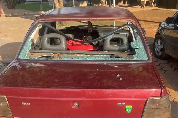 Foto mostrando vidro traseiro de carro Monza estilhaçado por CAC