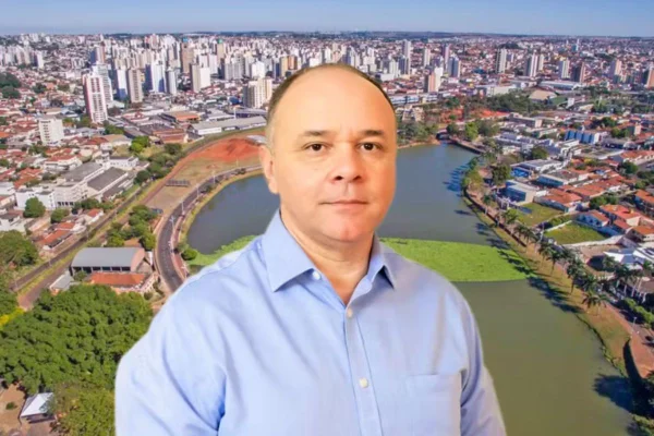 Imagens coloridas mostram homem branco, calvo, camisa azul e fundo que mostra uma cidade