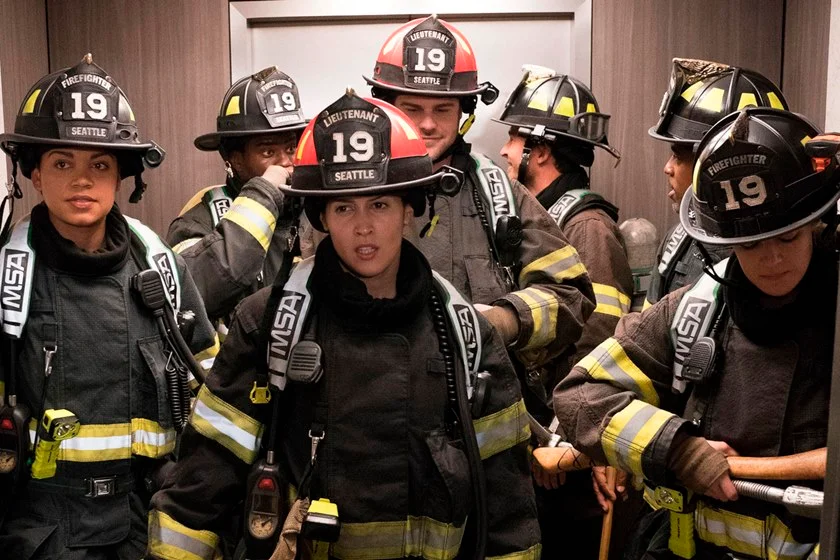 <b>Station 19:</b> este spin-off de Grey's Anatomy retrata o dia a dia, os relacionamentos e o trabalho exaustivo de um Corpo de Bombeiros em Seattle <b>Station 19:</b> este spin-off de Grey's Anatomy retrata o dia a dia, os relacionamentos e o trabalho exaustivo de um Corpo de Bombeiros em Seattle