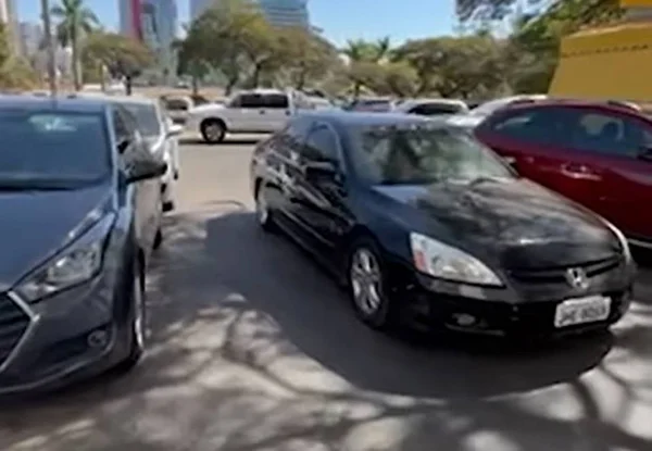 Sem noção: motorista deixa carro no meio da rua e trava trânsito no DF