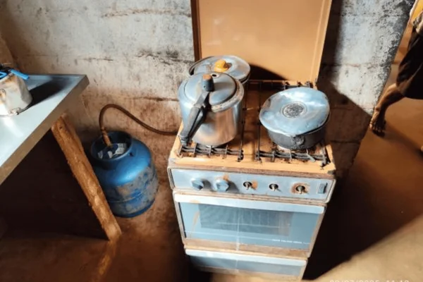Imagem colorida de uma casa em condições precárias de higiene, onde o trabalhador análogo à escravidão trabalhava - Metrópoles
