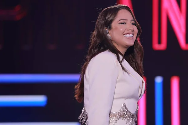 Mari Fernandez lança álbum de inéditas e promessa de hits: “Eu domino”