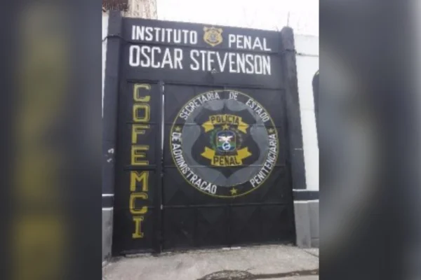 RJ: diretora de presídio é flagrada levando carnes da cadeia no porta-malas