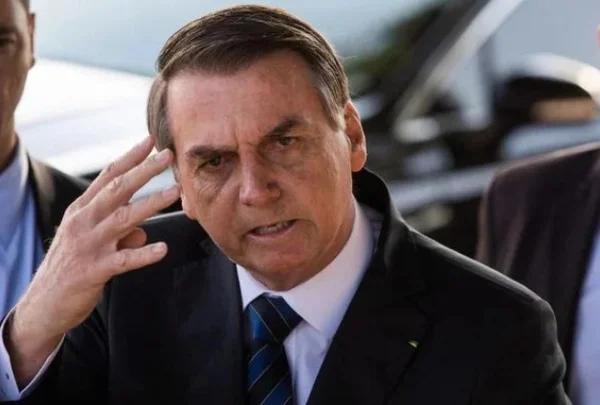 Jair Bolsonaro, atual presidente do Brasil para o mandato de 2018 a 2022. Ele tem cabelos curtos, pretos e usa terno e gravata - Metrópoles
