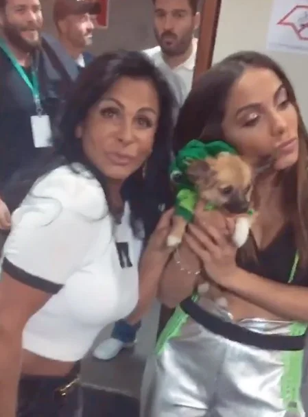 Gretchen conhece Anitta, posa pra foto e comemora: “Enfim aconteceu” - destaque galeria Gretchen conhece Anitta, posa pra foto e comemora: “Enfim aconteceu” - destaque galeria