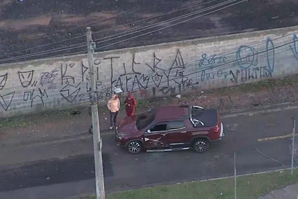 Imagem colorida mostra acidente que deixou duas vítimas em Taboão da Serra na antiga Régis Bittencourt. Metrópoles