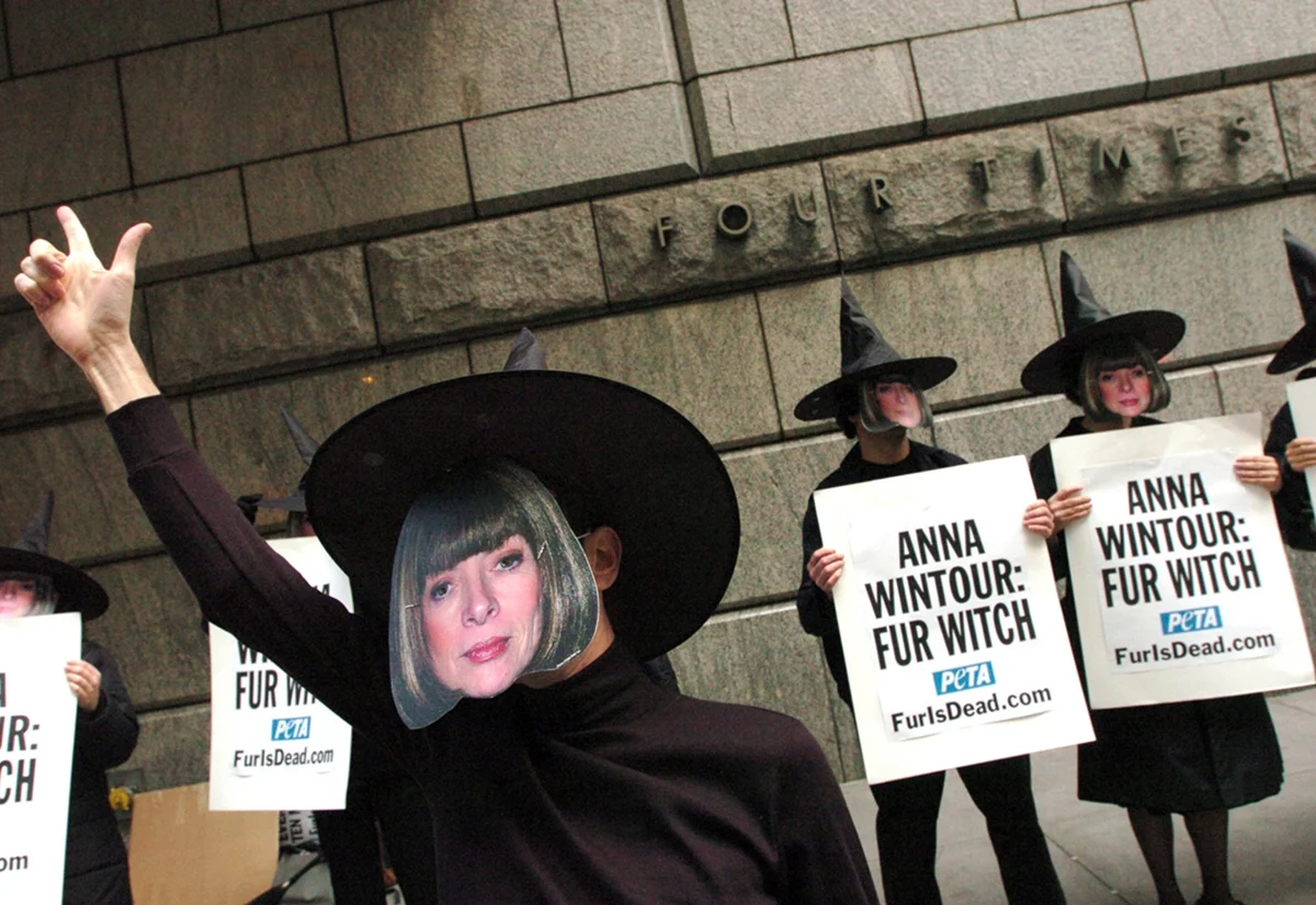 Manifestantes da PETA durante o protesto de Halloween contra o uso de peles por Anna Wintour, em 28 de outubro de 2005, no edifício da Condé Nast, em Nova York Manifestantes da PETA durante o protesto de Halloween contra o uso de peles por Anna Wintour, em 28 de outubro de 2005, no edifício da Condé Nast, em Nova York