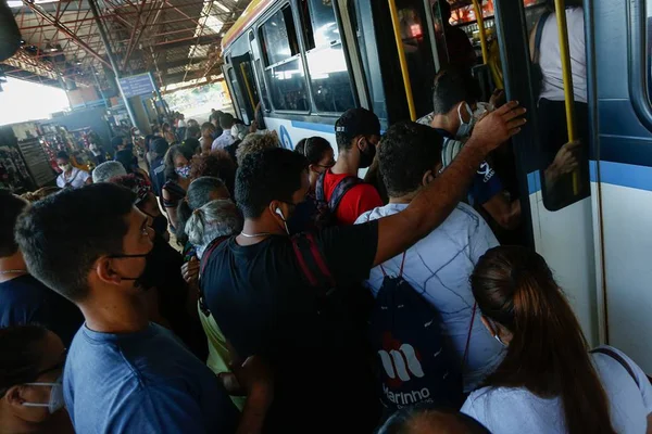 Livro sustenta tese de que transporte público atua “como navio negreiro”
