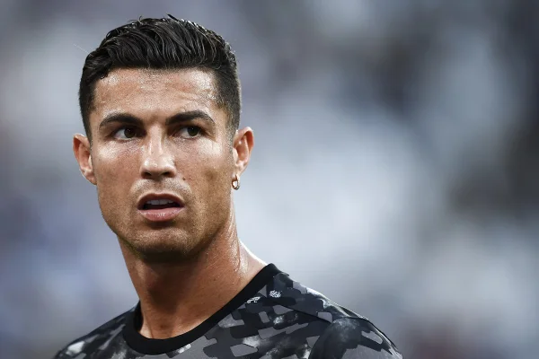 Acusado de estupro, CR7 é alvo de protestos antes de estreia pelo United