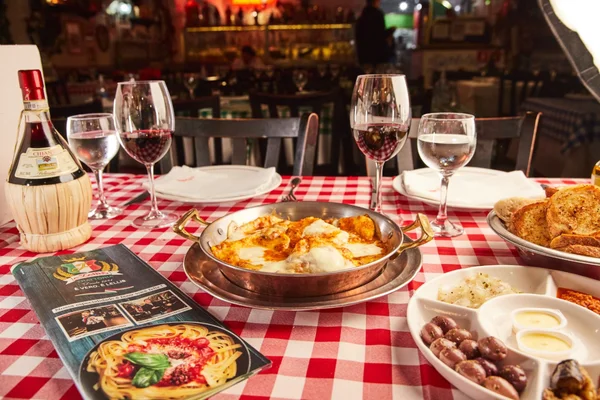 Fotografia colorida mostrando mesa de restaurante com pratos de comida italianos-Metrópoles