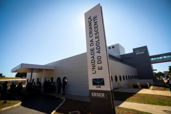 Celina firma pacto para ampliar atendimento no Hospital Universitário