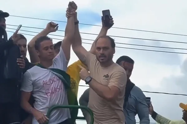 Caminhada de Minas a Brasília reaproxima Nikolas da família Bolsonaro?