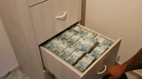 Polícia encontra R$ 8 milhões em armário de dono de farmácia investigado