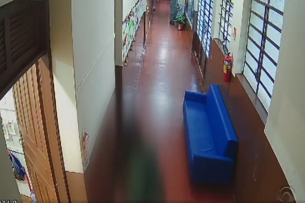 Imagens de câmera de segurança em um corredor de escola - Metrópoles