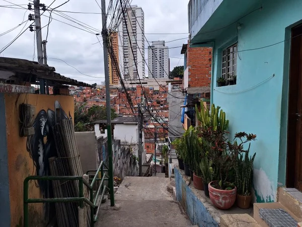 Imagem colorida mostra casas do jardim colombo lado a lado com prédios de luxo do morumbi - metrópoles