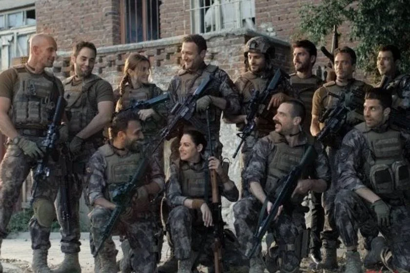 <b>Boru – Esquadrão Lobo</b>: o seriado acompanha membros de um grupo de operações especiais da polícia turca. Com muitas sequências de ação, esse original Netflix mostra a tragédia e os perigos das ações militares. Assista <a href="https://www.netflix.com/search?q=turkish&suggestionId=1295701_genre&jbv=81007175&jbp=2&jbr=1" target="_blank">aqui</a> <b>Boru – Esquadrão Lobo</b>: o seriado acompanha membros de um grupo de operações especiais da polícia turca. Com muitas sequências de ação, esse original Netflix mostra a tragédia e os perigos das ações militares. Assista <a href="https://www.netflix.com/search?q=turkish&suggestionId=1295701_genre&jbv=81007175&jbp=2&jbr=1" target="_blank">aqui</a>