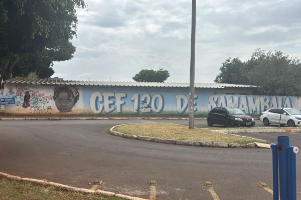 Foto colorida de fachada de escola