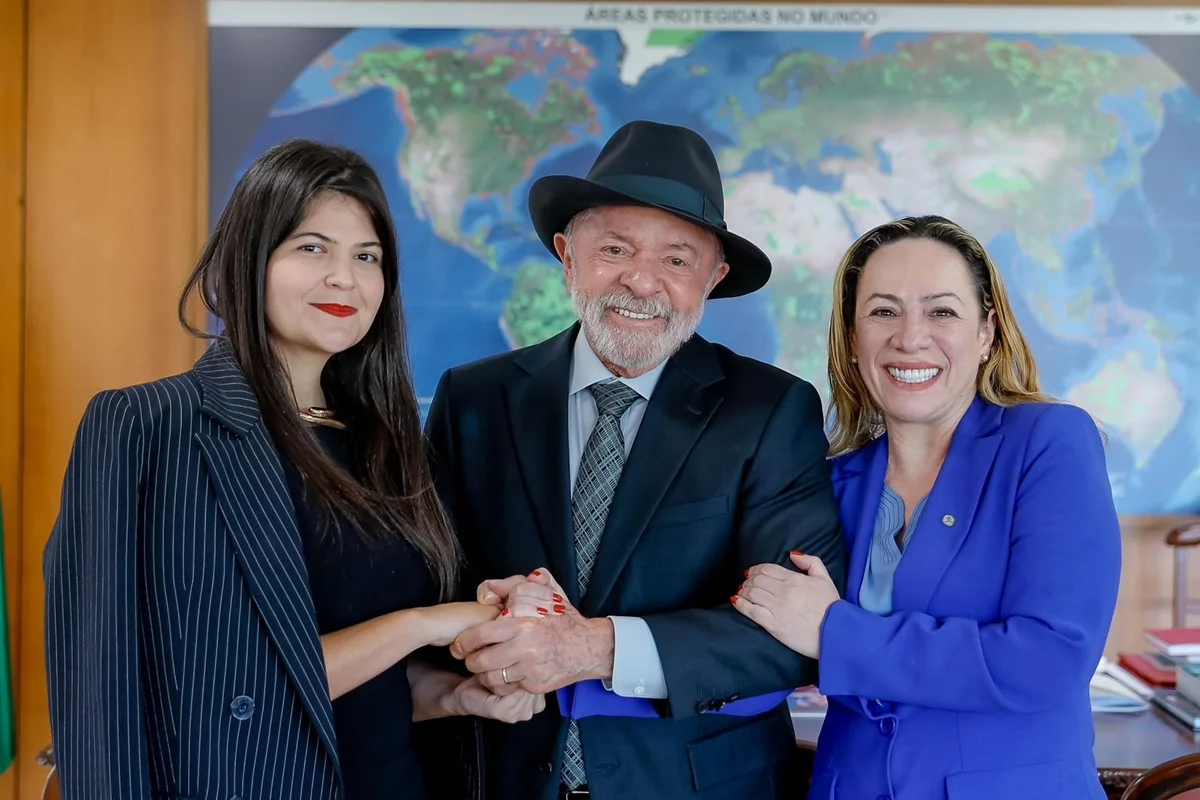 Aava Santiago (PSB-GO), Lula e deputada federal Adriana Accorsi (PT-GO) Aava Santiago (PSB-GO), Lula e deputada federal Adriana Accorsi (PT-GO)