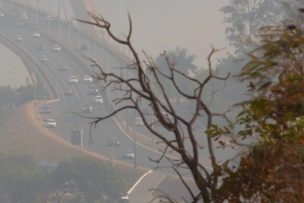 Imagem colorida de fumaça no Distrito Federal