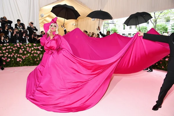 Lady Gaga faz entrada triunfal no Met Gala 2019
