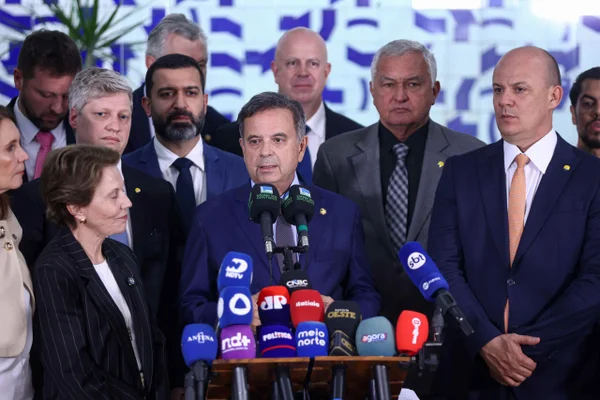 Parlamentares de oposição anunciam que entrarão com notícia crime contra o ministro do STF Alexandre de Morais e o diretor-geral da PF, Andrei Rodrigues metropoles 5