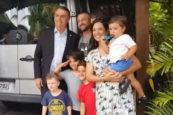 Bolsonaro despede-se de vizinhos de condomínio e segue para Brasília