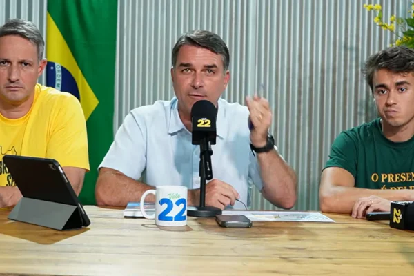 imagem colorida da live de flávio bolsonaro, ao lado de nikolas ferreira e guilherme derrite