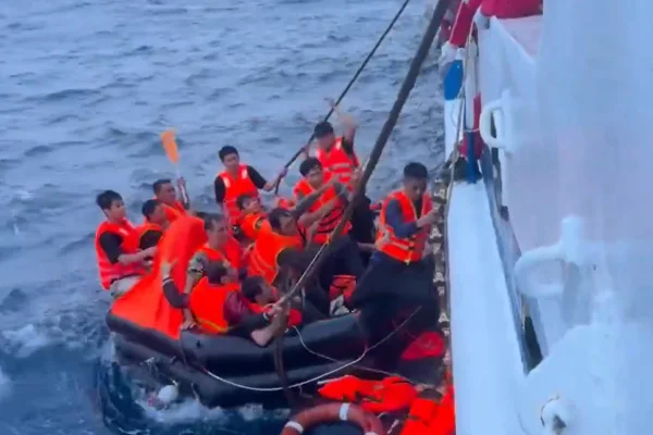 Navio afunda na China e deixa 15 desaparecidos
