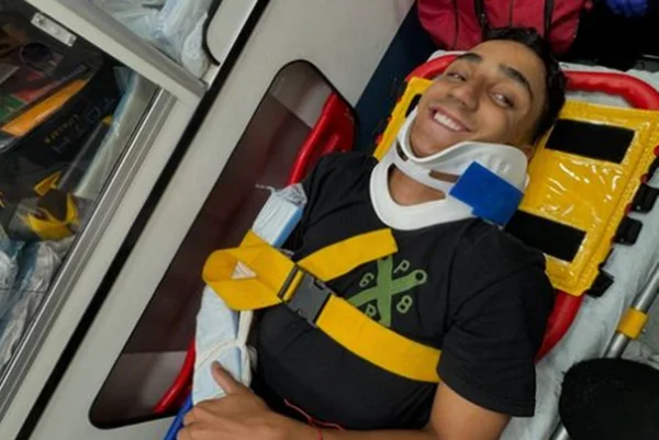 Imagem colorida de Gustavo Bala Loko na ambulância - Metrópoles