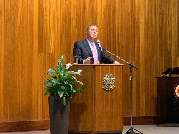 Para Barroso, ministro do STF, momento político atual é “sombrio”
