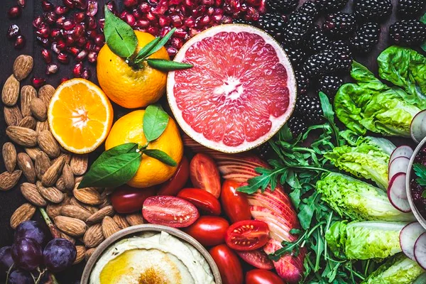 Imagem colorida de exemplos de comidas presentes em uma dieta vegana ou vegetariana - Metrópoles