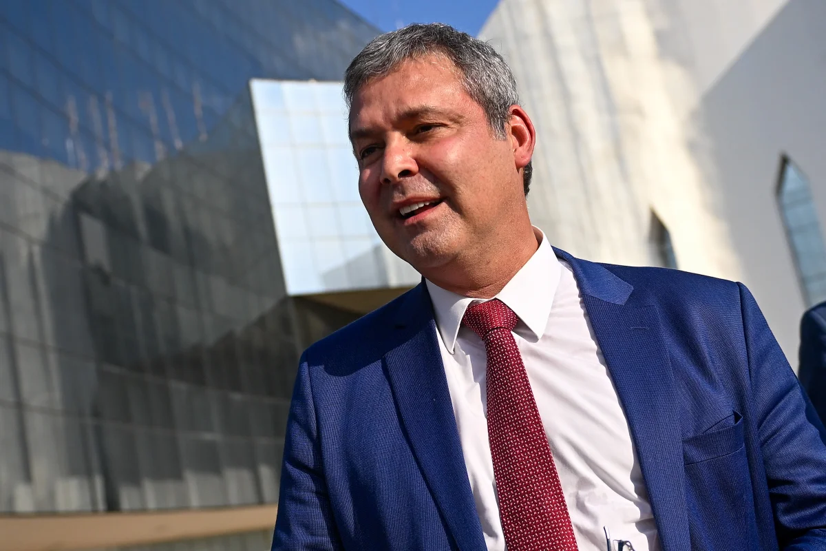 Lindbergh associa título da Espanha ao PT: 'Camisa vermelha ganha'