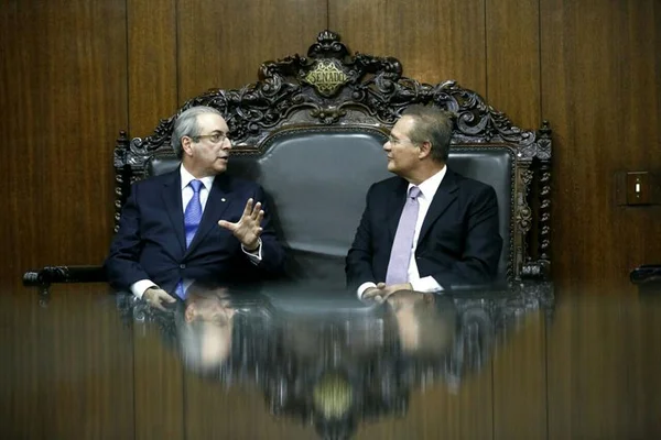 Cunha entrega processo de impeachment de Dilma a Renan Calheiros